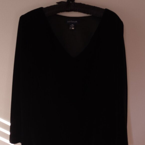 'Ann Taylor' Solid Black Velvet Vee neckline L/S Top Size 12 EUC *Flawless - Picture 2 of 6